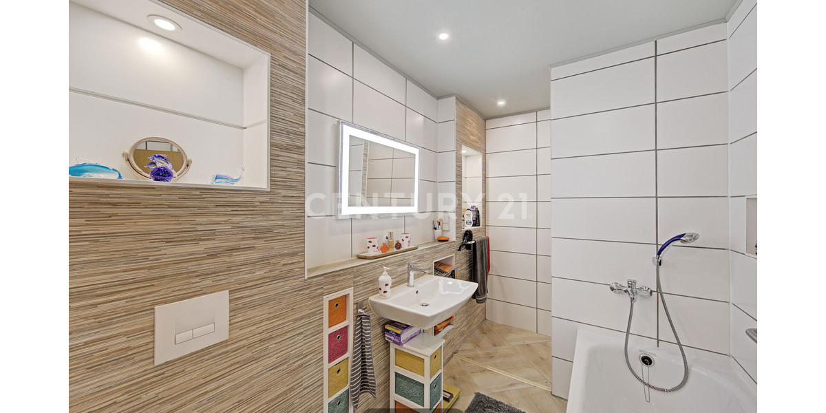 EG Badezimmer mit Wanne und Dusche